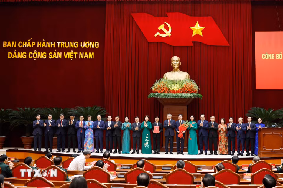 Hội nghị công bố Quyết định của Bộ Chính trị về công tác cán bộ- Ảnh 6.