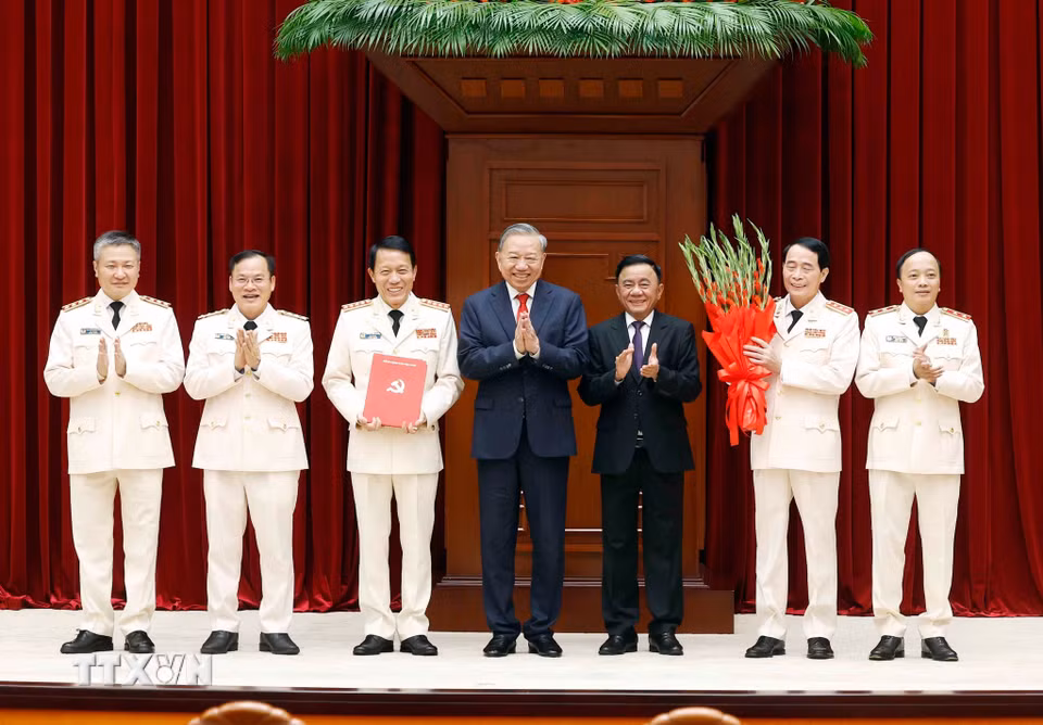 Hội nghị công bố Quyết định của Bộ Chính trị về công tác cán bộ- Ảnh 4.