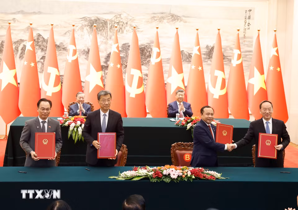 Lễ ký Bản Ghi nhớ về hợp tác giáo dục nghề nghiệp giữa Bộ Giáo dục và Đào tạo Việt Nam với Bộ Giáo dục Trung Quốc và ký Bản ghi nhớ về hợp tác trong lĩnh vực công nghệ số giữa Bộ Khoa học và Công nghệ Việt Nam với Bộ Công nghiệp và Công nghệ thông tin Trung Quốc. (Ảnh: Thống Nhất/TTXVN)