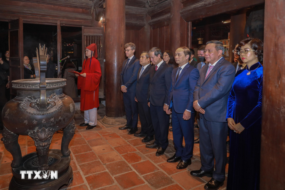 Các đại biểu thực hiện nghi lễ dâng hương ở đền thờ Chu Văn An tại Văn Miếu - Quốc Tử Giám, nơi là biểu tượng trường tồn của nền đạo học và trí tuệ Việt Nam. (Ảnh: Phan Phương/TTXVN)