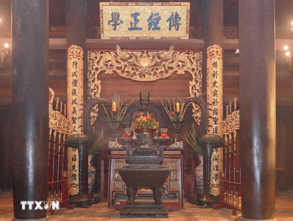 Các đại biểu thực hiện nghi lễ dâng hương ở đền thờ Chu Văn An tại Văn Miếu-Quốc Tử Giám, nơi là biểu tượng trường tồn của nền đạo học và trí tuệ Việt Nam. (Ảnh: Phan Phương/TTXVN)