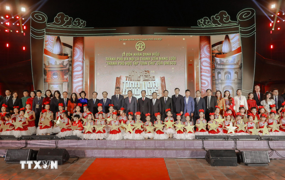 Các đại biểu chụp ảnh lưu niệm tại lễ đón nhận danh hiệu thành phố Hà Nội là thành viên Mạng lưới Thành phố học tập toàn cầu của UNESCO. (Ảnh: Phan Phương/TTXVN)