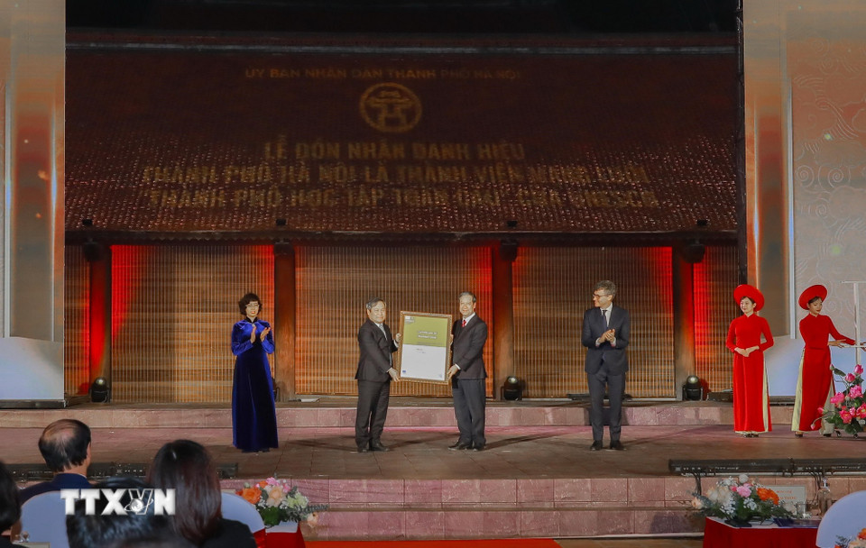 Phó Giáo sư, Tiến sỹ Nguyễn Kim Sơn, Ủy viên Trung ương Đảng, Bộ trưởng Bộ Giáo dục và Đào tạo trao danh hiệu cho ông Vũ Đại Thắng, Ủy viên Trung ương Đảng, Chủ tịch Ủy ban Nhân dân Hà Nội. (Ảnh: Phan Phương/TTXVN)