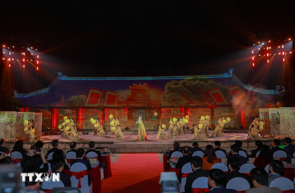 Chương trình nghệ thuật chào mừng tại lễ đón nhận danh hiệu thành phố Hà Nội là thành viên Mạng lưới Thành phố học tập toàn cầu của UNESCO. (Ảnh: Phan Phương/TTXVN)