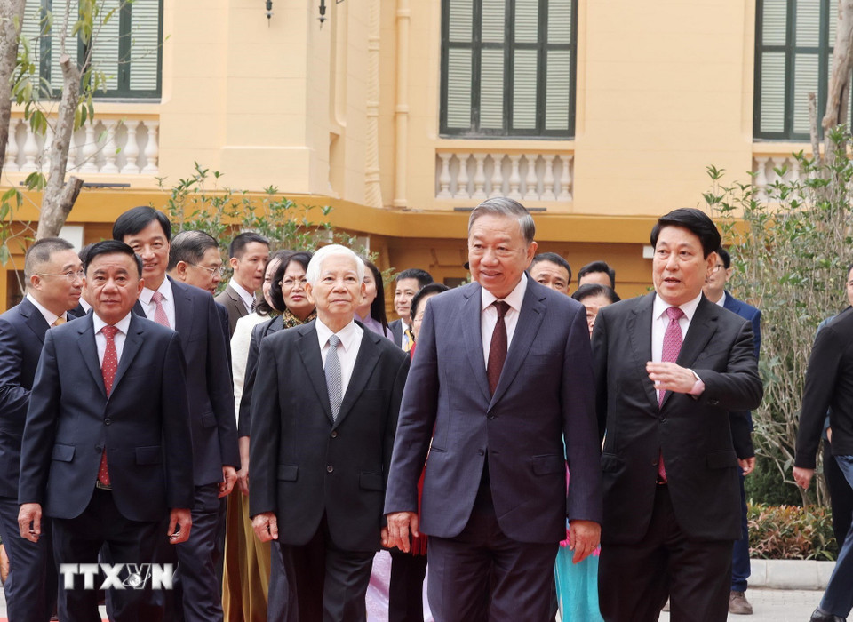 Tổng Bí thư Tô Lâm, Chủ tịch nước Lương Cường, Thường trực Ban Bí thư Trần Cẩm Tú và các đồng chí lãnh đạo, nguyên lãnh đạo Đảng, Nhà nước tham quan trụ sở làm việc Cơ quan Chủ tịch nước tại số 2 Lê Thạch. (Ảnh: Lâm Khánh/TTXVN)