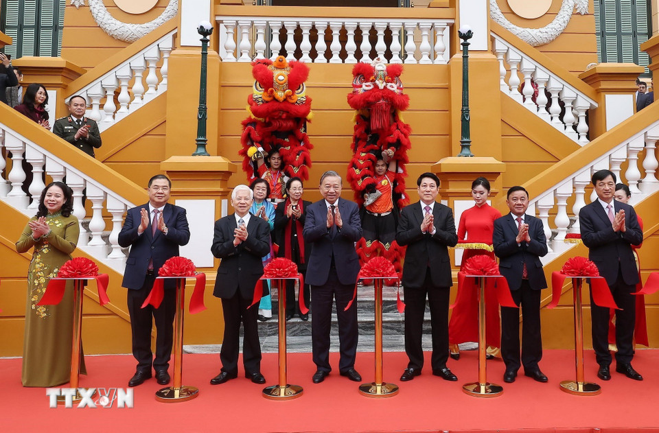 Tổng Bí thư Tô Lâm, Chủ tịch nước Lương Cường, Thường trực Ban Bí thư Trần Cẩm Tú và các đồng chí lãnh đạo, nguyên lãnh đạo Đảng, Nhà nước cắt băng khánh thành dự án cải tạo, sửa chữa, nâng cấp, xây mới trụ sở làm việc Cơ quan Chủ tịch nước tại số 2 Lê Thạch. (Ảnh: Lâm Khánh/TTXVN)