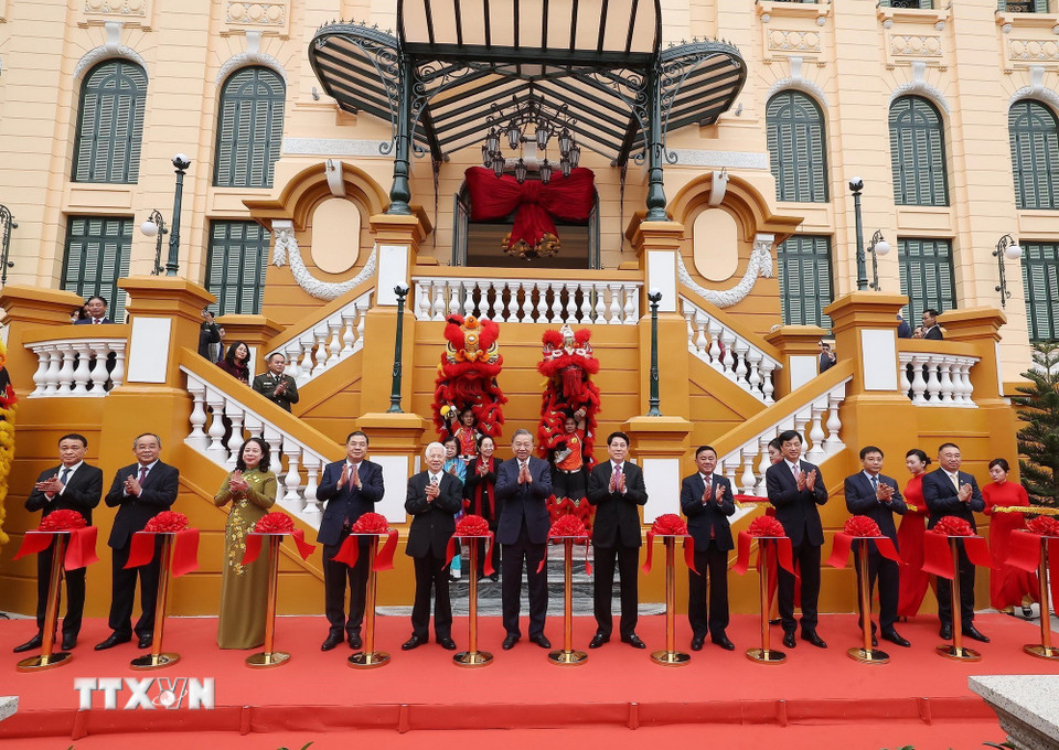 Tổng Bí thư Tô Lâm, Chủ tịch nước Lương Cường, Thường trực Ban Bí thư Trần Cẩm Tú và các đồng chí lãnh đạo, nguyên lãnh đạo Đảng, Nhà nước cắt băng khánh thành dự án cải tạo, sửa chữa, nâng cấp, xây mới trụ sở làm việc Cơ quan Chủ tịch nước tại số 2 Lê Thạch. (Ảnh: Lâm Khánh/TTXVN)