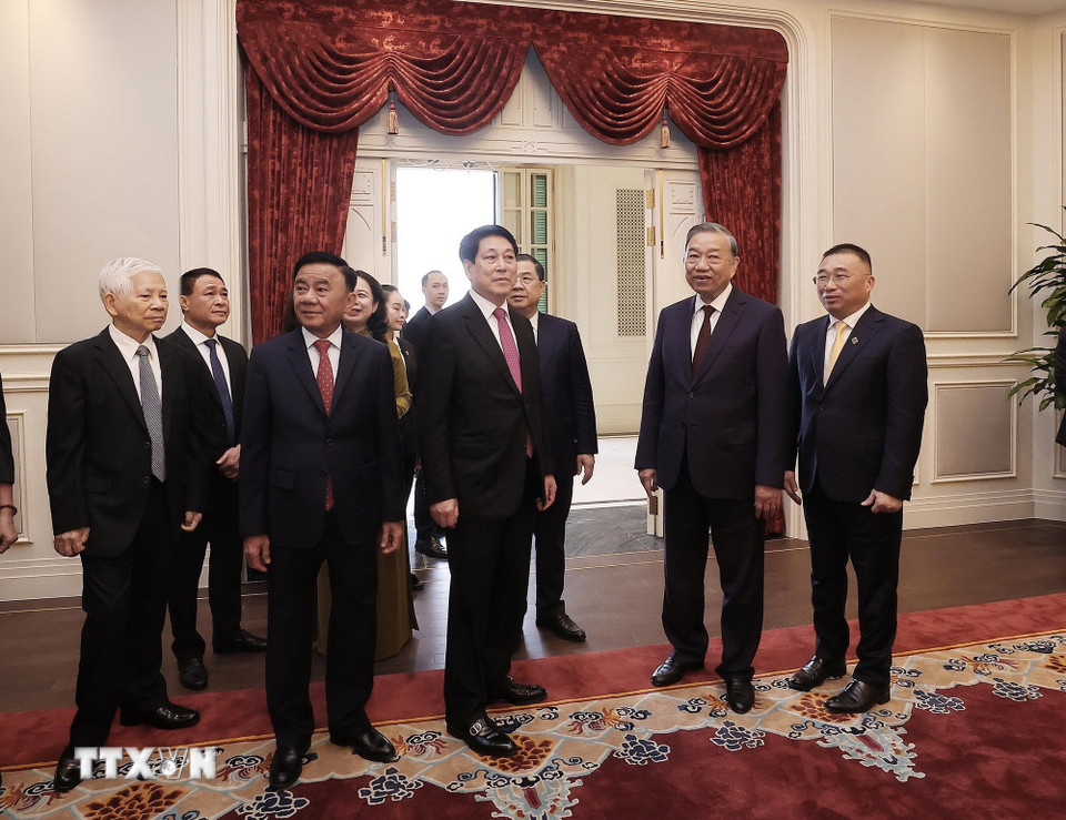 Tổng Bí thư Tô Lâm, Chủ tịch nước Lương Cường, Thường trực Ban Bí thư Trần Cẩm Tú và các đồng chí lãnh đạo, nguyên lãnh đạo Đảng, Nhà nước tham quan trụ sở làm việc Cơ quan Chủ tịch nước tại số 2 Lê Thạch. (Ảnh: Lâm Khánh/TTXVN)