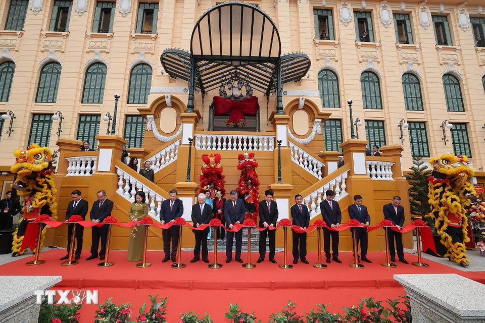 Tổng Bí thư Tô Lâm, Chủ tịch nước Lương Cường, Thường trực Ban Bí thư Trần Cẩm Tú và các đồng chí lãnh đạo, nguyên lãnh đạo Đảng, Nhà nước cắt băng khánh thành dự án cải tạo, sửa chữa, nâng cấp, xây mới trụ sở làm việc Cơ quan Chủ tịch nước tại số 2 Lê Thạch. (Ảnh: Lâm Khánh/TTXVN)