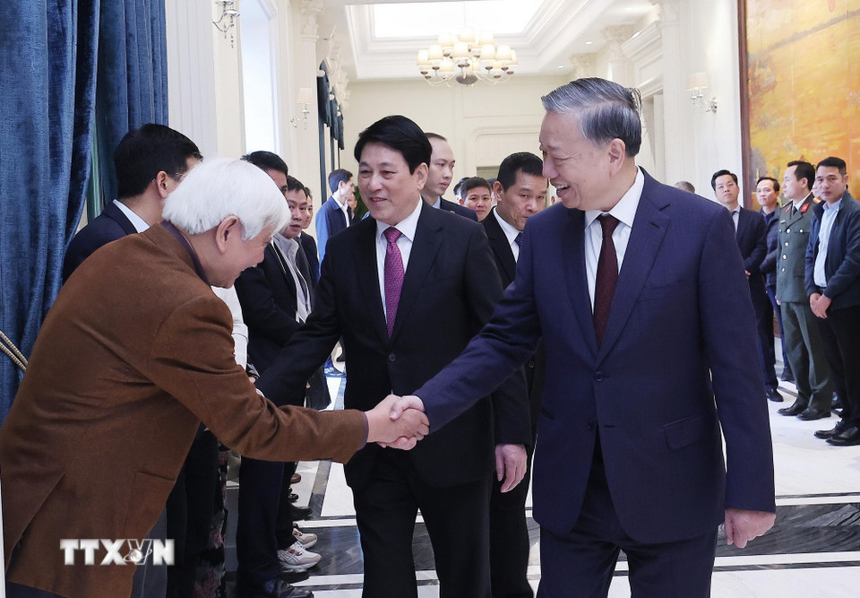 Tổng Bí thư Tô Lâm, Chủ tịch nước Lương Cường với các đại biểu dự khánh thành trụ sở làm việc Cơ quan Chủ tịch nước tại số 2 Lê Thạch. (Ảnh: Lâm Khánh/TTXVN)