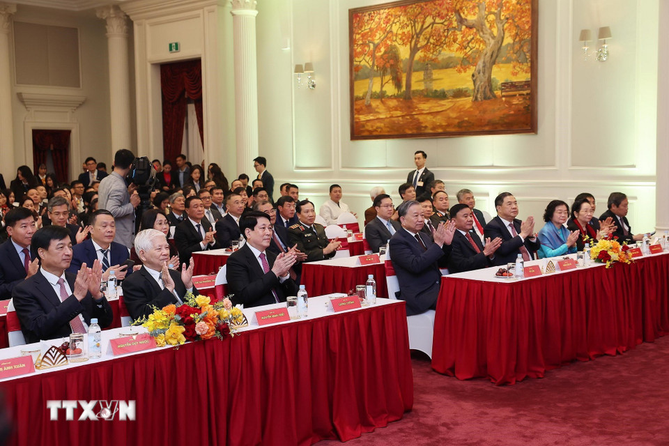 Tổng Bí thư Tô Lâm, Chủ tịch nước Lương Cường, Thường trực Ban Bí thư Trần Cẩm Tú và các đại biểu dự Lễ khánh thành dự án cải tạo, sửa chữa, nâng cấp, xây mới trụ sở làm việc Cơ quan Chủ tịch nước tại số 2 Lê Thạch. (Ảnh: Lâm Khánh/TTXVN)