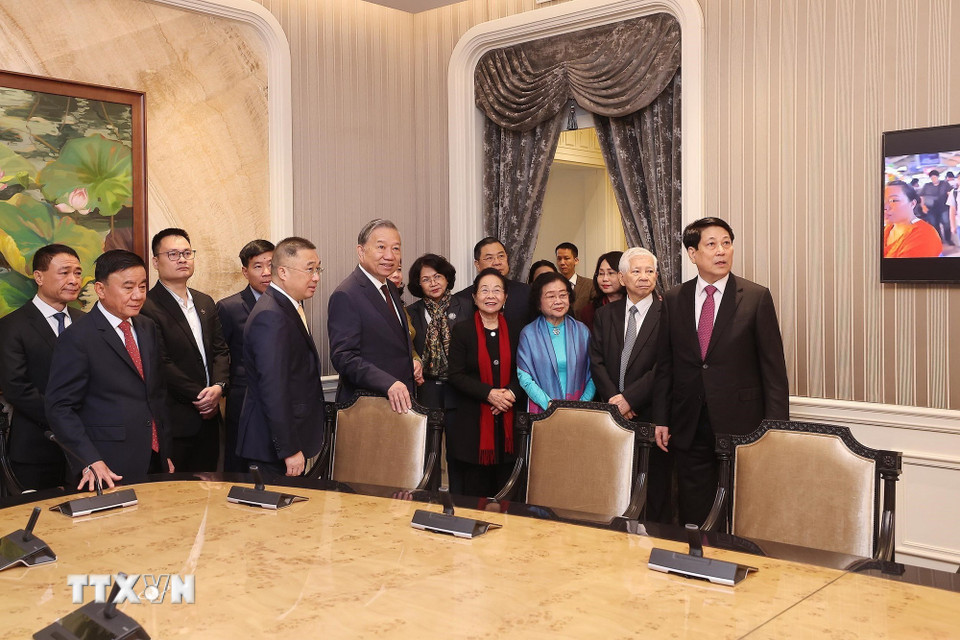 Tổng Bí thư Tô Lâm, Chủ tịch nước Lương Cường, Thường trực Ban Bí thư Trần Cẩm Tú và các đồng chí lãnh đạo, nguyên lãnh đạo Đảng, Nhà nước tham quan trụ sở làm việc Cơ quan Chủ tịch nước tại số 2 Lê Thạch. (Ảnh: Lâm Khánh/TTXVN)