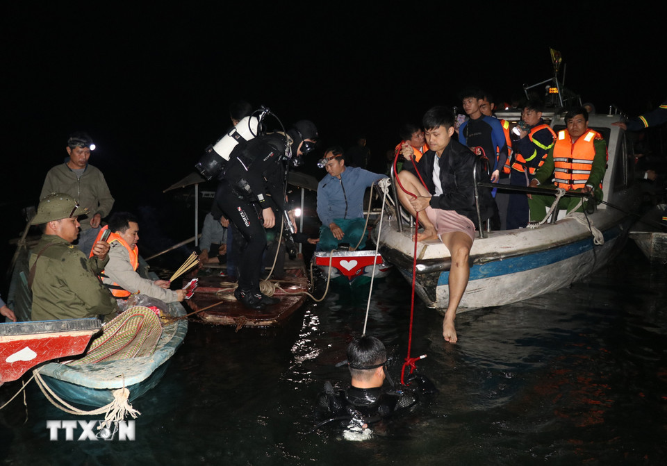 Tối 21/2/2026, thông tin từ Công an xã Bảo Ái, tỉnh Lào Cai cho biết, vào hồi 19 giờ 15 phút, ngày 21/2, trên hồ Thác Bà thuộc địa phận thôn Làng Cạn, xã Bảo Ái, tỉnh Lào Cai xảy vụ tai nạn giao thông đường thủy khiến 6 người mất tích. (Ảnh: Đinh Thùy/TTXVN)