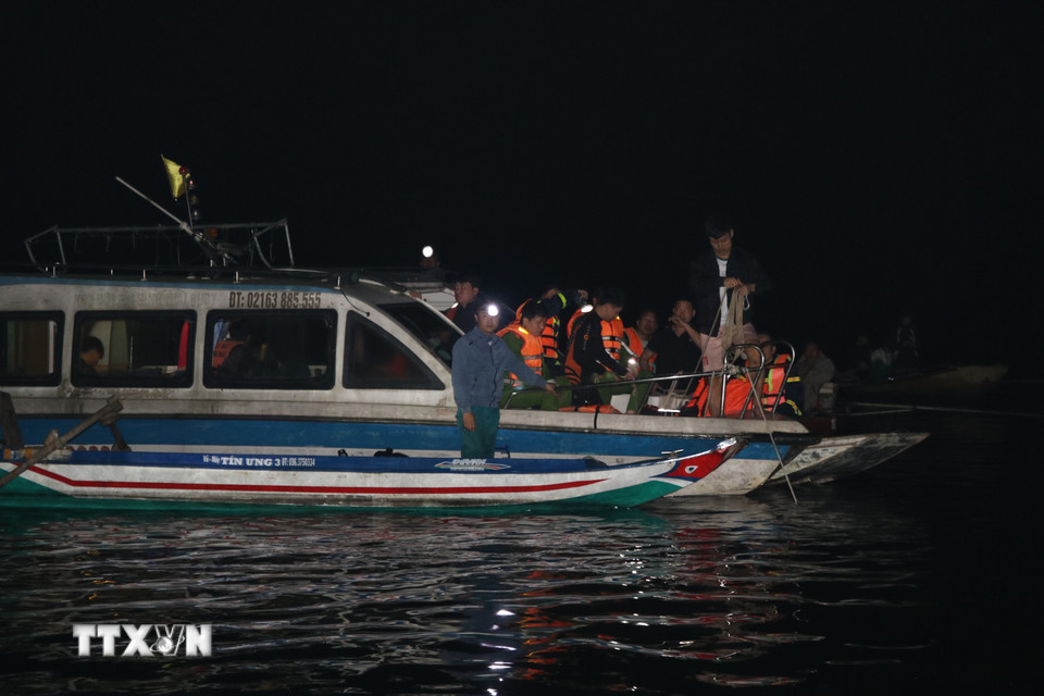 Ngay sau khi vụ tai nạn xảy ra, tỉnh Lào Cai đã huy động lực lượng cứu hộ, cứu nạn và tìm kiếm các nạn nhân mất tích. (Ảnh: Đinh Thùy/TTXVN)