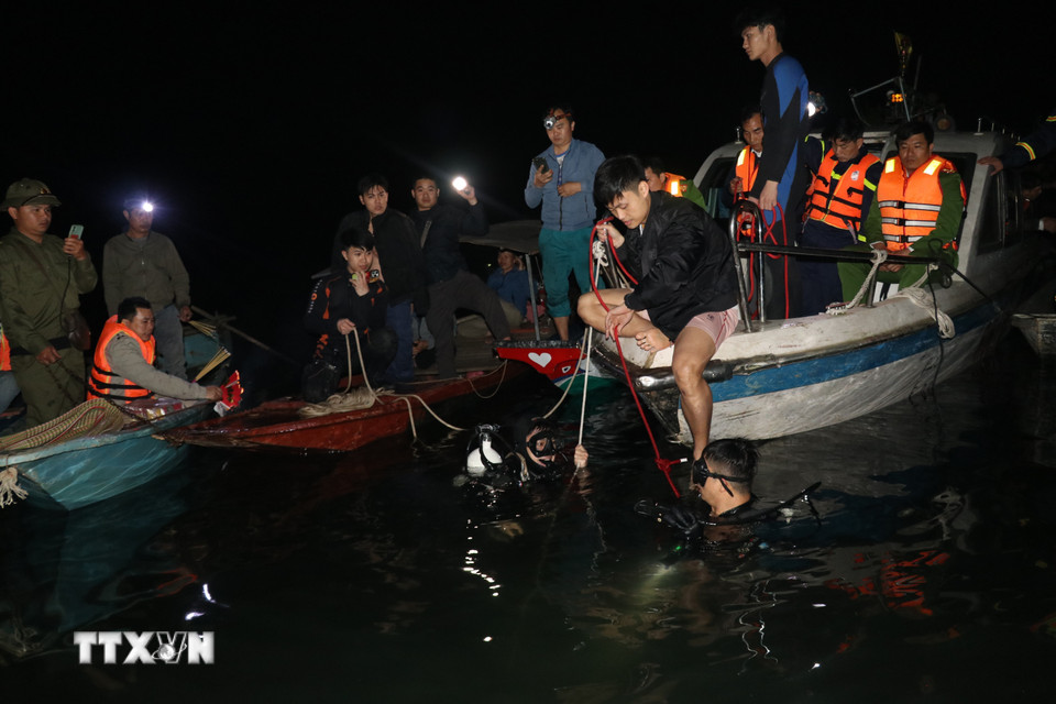 Đến 23 giờ 30 phút cùng ngày, các lực lượng chức năng vẫn đang nỗ lực tìm kiếm thi thể các nạn nhân mất tích. (Ảnh: Đinh Thùy/TTXVN)