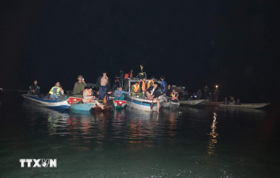 Các lực lượng chức năng nỗ lực tìm kiếm thi thể các nạn nhân mất tích. (Ảnh: Đinh Thùy/TTXVN)