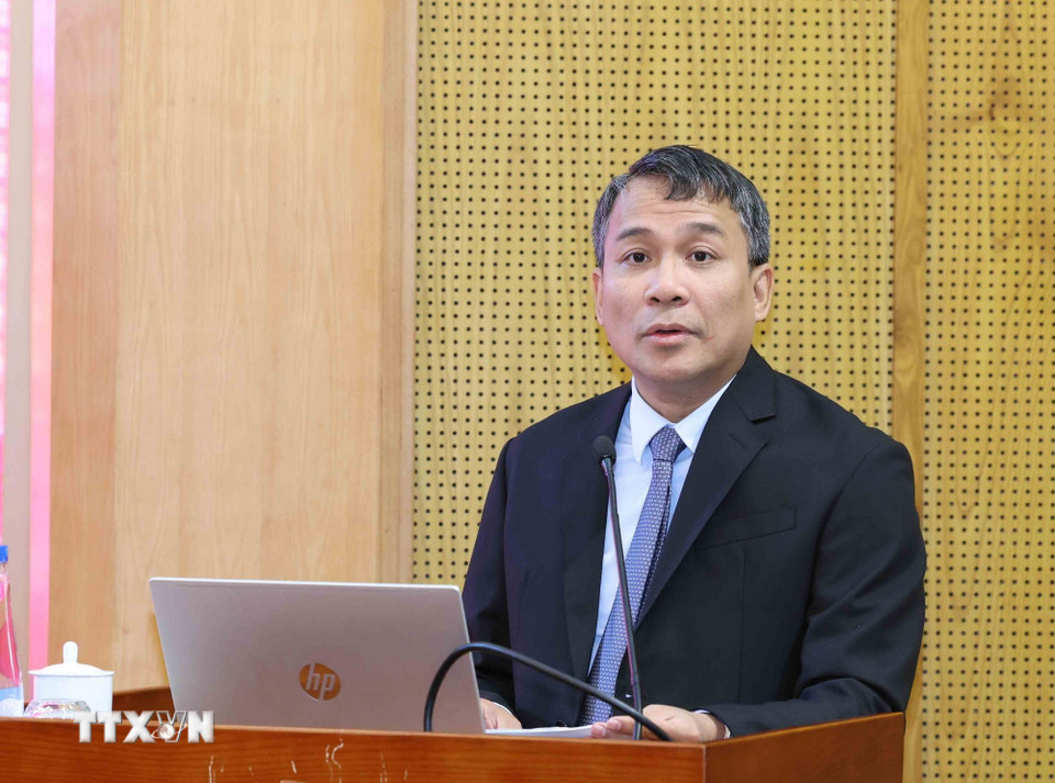 Đồng chí Nguyễn Minh Vũ, Ủy viên Trung ương Đảng, Thứ trưởng Thường trực Bộ Ngoại giao thông tin chuyên đề tại hội nghị. (Ảnh: Phương Hoa/TTXVN)