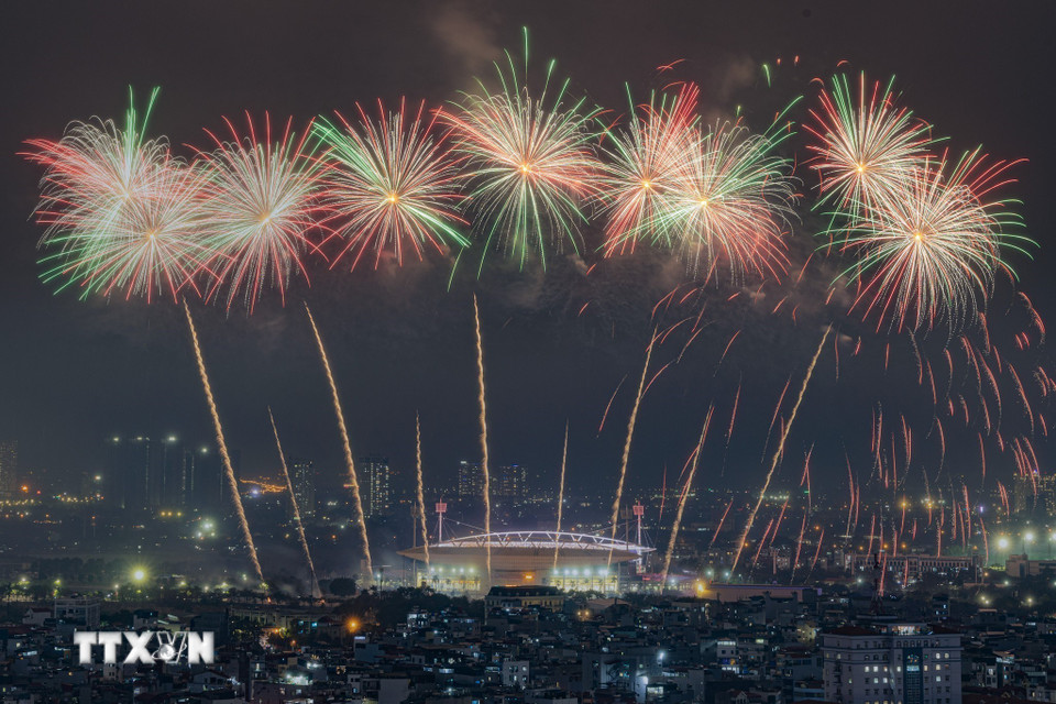 Màn pháo hoa tổng duyệt chào mừng Đại hội đại biểu toàn quốc lần thứ XIV của Đảng. (Ảnh: Lê Đông/TTXVN)