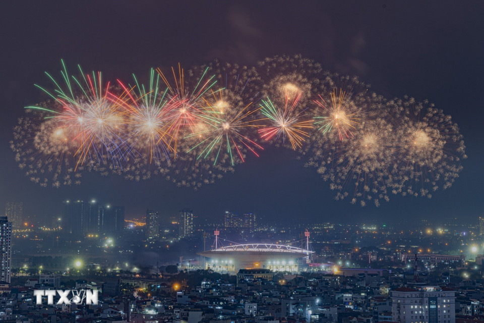 Màn pháo hoa tổng duyệt chào mừng Đại hội đại biểu toàn quốc lần thứ XIV của Đảng. (Ảnh: Lê Đông/TTXVN)