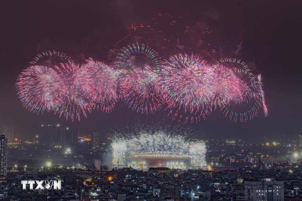 Màn pháo hoa tổng duyệt chào mừng Đại hội đại biểu toàn quốc lần thứ XIV của Đảng. (Ảnh: Lê Đông/TTXVN)