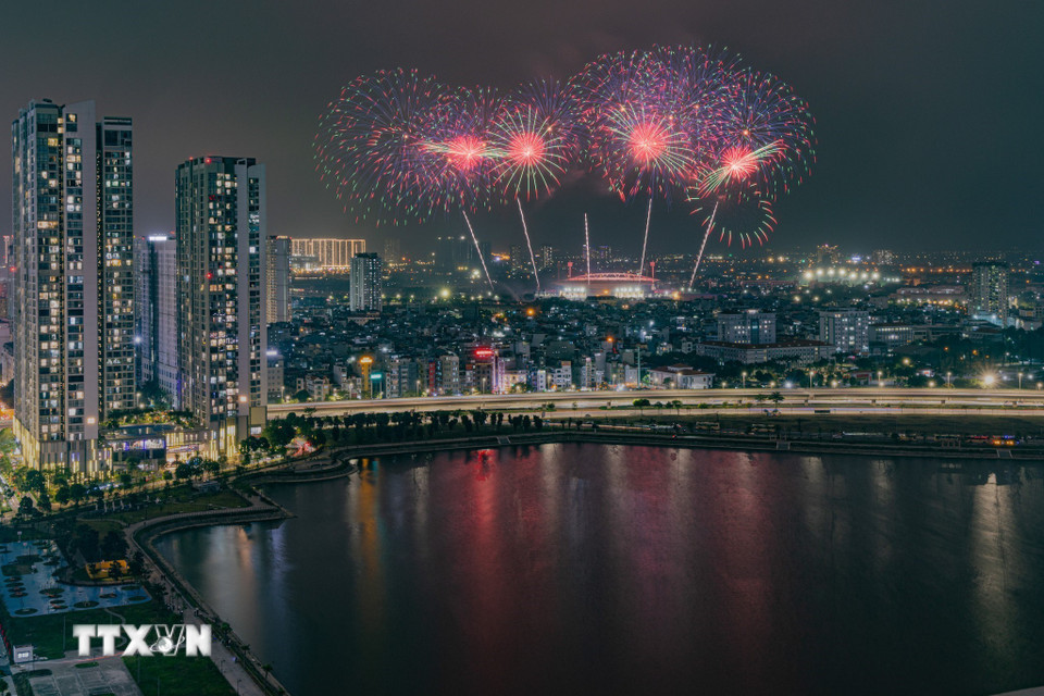 Màn pháo hoa tổng duyệt chào mừng Đại hội đại biểu toàn quốc lần thứ XIV của Đảng. (Ảnh: Lê Đông/TTXVN)