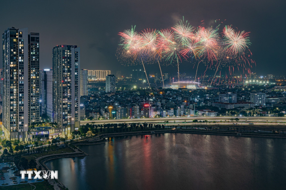 Màn pháo hoa tổng duyệt chào mừng Đại hội đại biểu toàn quốc lần thứ XIV của Đảng. (Ảnh: Lê Đông/TTXVN)