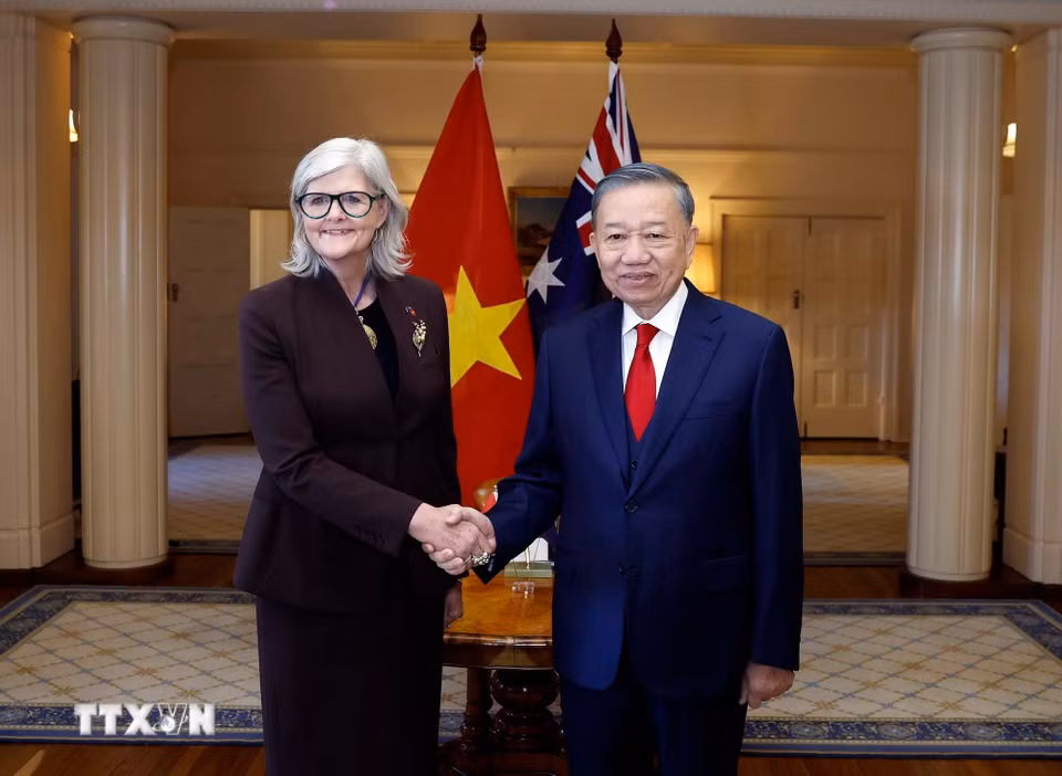 Tổng Bí thư, Chủ tịch nước Tô Lâm và Toàn quyền Australia Sam Mostyn tại lễ đón. (Ảnh: Thống Nhất/TTXVN)