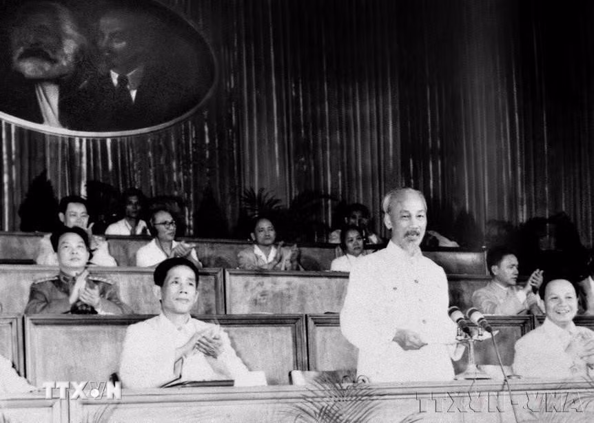 Đại hội đại biểu Đảng Cộng sản Việt Nam lần thứ III được tổ chức từ ngày 5 -10/9/1960 tại Hà Nội, quyết định đường lối cách mạng XHCN và xây dựng CHXH ở miền Bắc, đấu tranh giải phóng miền Nam, thống nhất đất nước. Đồng chí Lê Duẩn được bầu giữ chức Bí thư thứ nhất Ban Chấp hành Trung ương Đảng. Trong ảnh: Chủ tịch Hồ Chí Minh phát biểu tại Đại hội III của Đảng. (Ảnh: TTXVN)