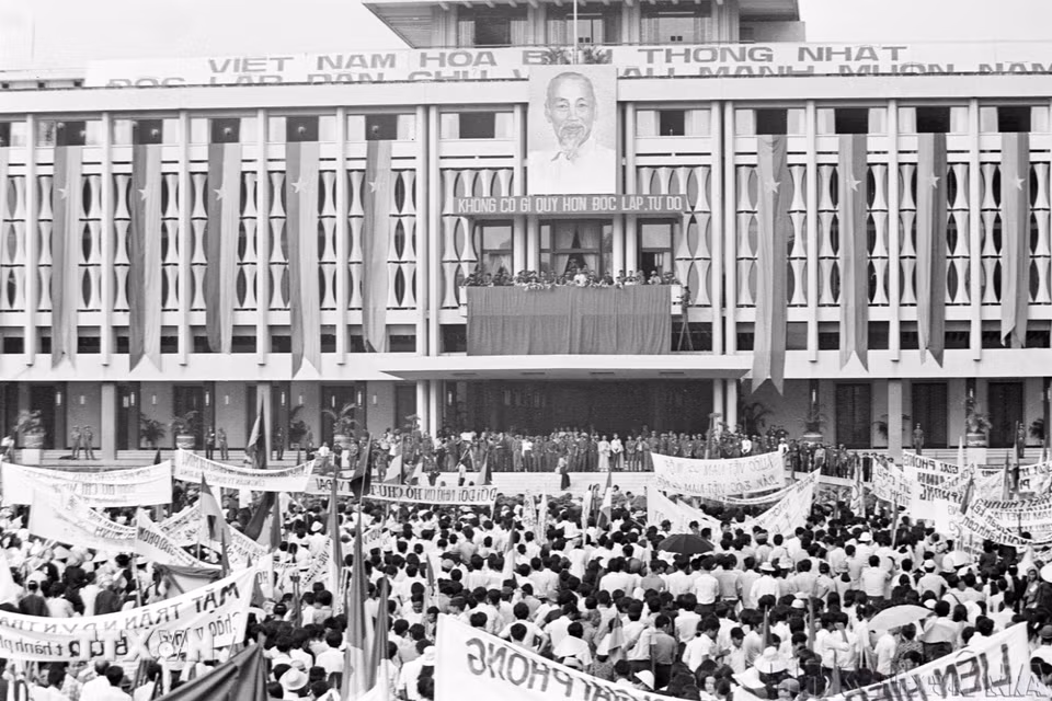 Nhân dân thành phố Sài Gòn mít tinh chào mừng Ủy ban Quân quản thành phố ra mắt 7/5/1975. (Ảnh: Lâm Hồng Long/TTXVN)