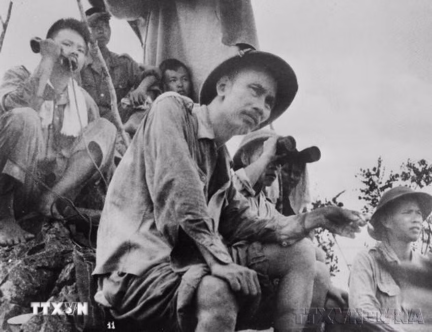 Sáng 16/9/1950, Chủ tịch Hồ Chí Minh đến vị trí quan sát đặt trên núi Báo Đông để quan sát, theo dõi chặt chẽ diễn biến trận đánh các cứ điểm địch ở Đông Khê, mở màn Chiến dịch Biên giới Thu Đông 1950. (Ảnh: Tư liệu TTXVN)