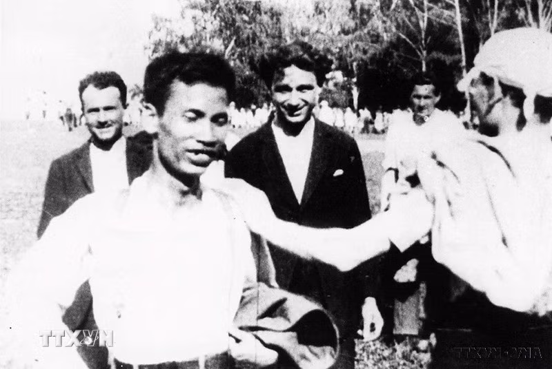 Nguyễn Ái Quốc với người dân Moskva (Liên Xô) trong thời gian tham dự Đại hội lần thứ V Quốc tế cộng sản (17/6 - 8/7/1924). (Ảnh: Tư liệu/TTXVN phát)