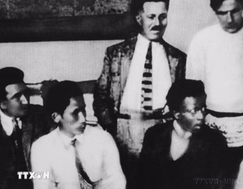 Nguyễn Ái Quốc (thứ hai, từ trái sang) với một số chiến sĩ cách mạng châu Phi trong thời gian hoạt động ở Liên Xô. (Ảnh: Tư liệu/TTXVN phát)