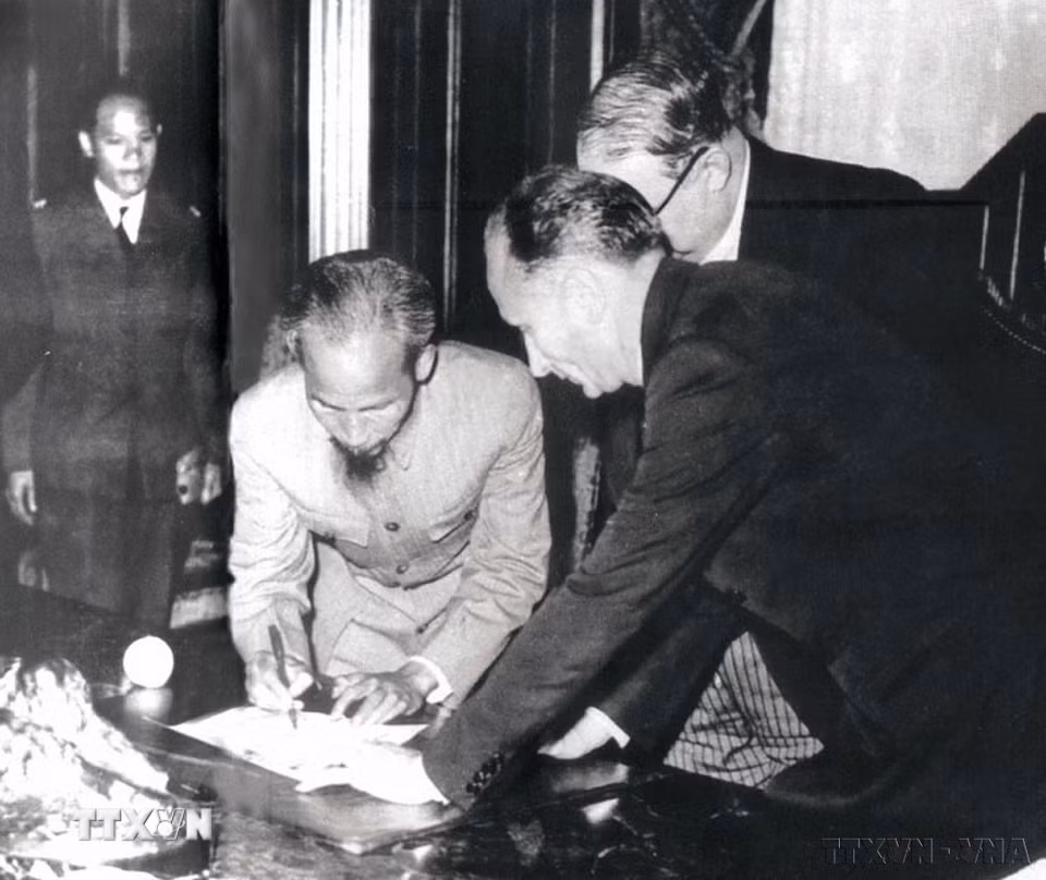 Ngày 14/9/1946, tại Paris, Chủ tịch Hồ Chí Minh ký với Pháp bản Tạm ước, tiếp tục nhượng bộ một số quyền lợi kinh tế, văn hóa ở Việt Nam để có thời gian xây dựng và củng cố lực lượng, tạo thêm thời gian hòa hoãn quý báu cho chính quyền cách mạng non trẻ chuẩn bị lực lượng bước vào cuộc kháng chiến trường kỳ. (Ảnh: TTXVN)