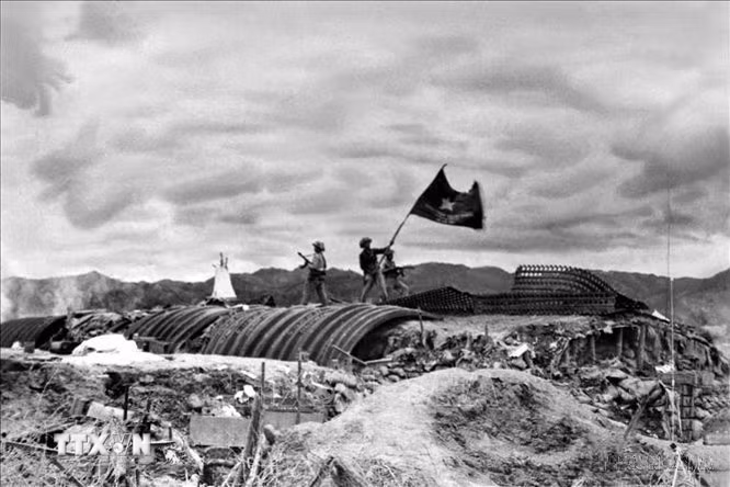 Ngày 7/5/1954, quân và dân ta đã đập tan tập đoàn cứ điểm Điện Biên Phủ, làm nên Chiến thắng lịch sử Điện Biên Phủ "lừng lẫy năm châu, chấn động địa cầu" - một mốc son chói lọi của dân tộc Việt Nam trong cuộc đấu tranh chống chủ nghĩa thực dân, vì độc lập tự do trong thế kỷ 20. (Ảnh: Tư liệu TTXVN)