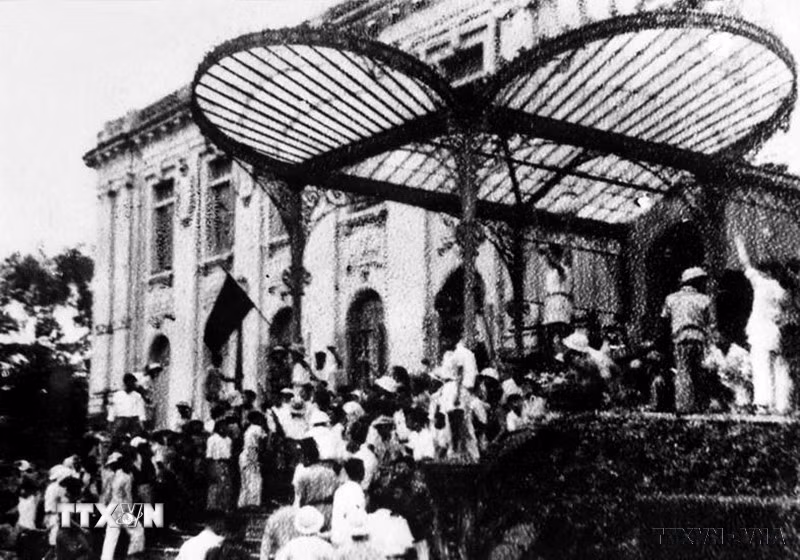 Ngày 19/8/1945, sau cuộc mít tinh tại Quảng trường Nhà hát Lớn, quần chúng nhân dân Thủ đô đã đánh chiếm Bắc Bộ phủ, cơ quan đầu não của chính quyền tay sai Pháp ở Bắc Bộ. Cách mạng tháng Tám là một bài học lịch sử, mở ra một thời đại mới ở Việt Nam, thời đại nhân dân Việt Nam làm chủ đất nước, làm chủ vận mệnh của chính mình. (Ảnh: TTXVN)