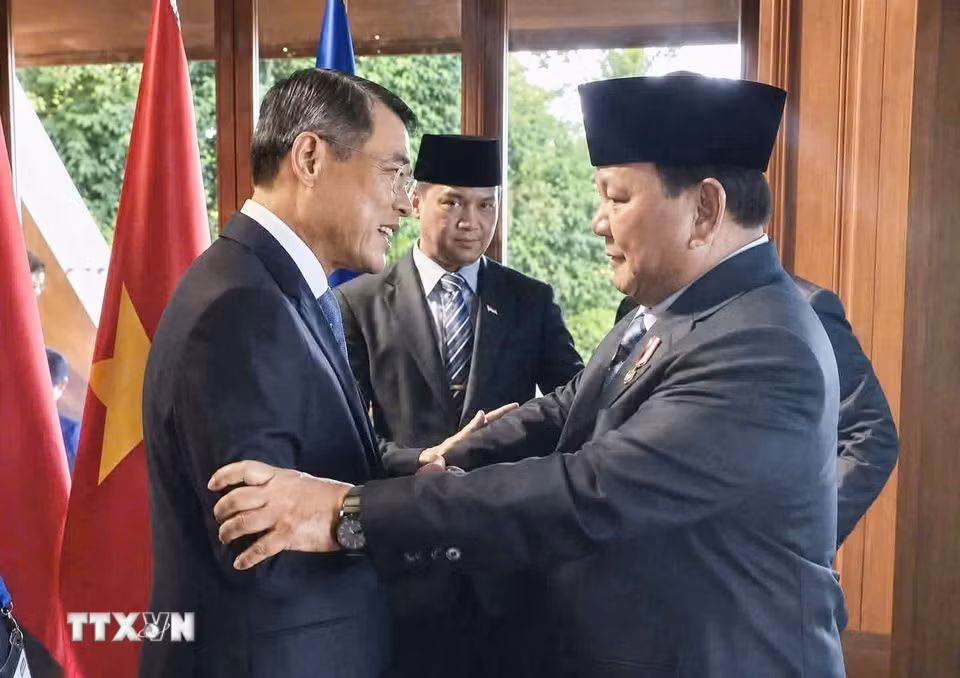 Thủ tướng Lê Minh Hưng gặp Tổng thống Indonesia Prabowo Subianto. (Ảnh: Dương Giang/TTXVN)