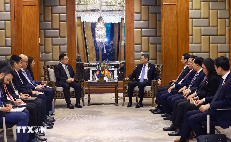 Thủ tướng Lê Minh Hưng gặp Tổng Thư ký ASEAN Kao Kim Hourn. (Ảnh: Dương Giang/TTXVN)