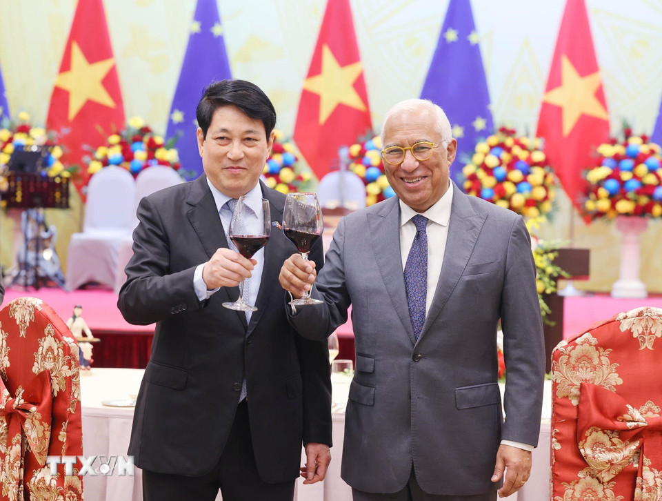 Chủ tịch nước Lương Cường và Chủ tịch Hội đồng châu Âu António Costa dự tiệc chiêu đãi. (Ảnh: Lâm Khánh/TTXVN)