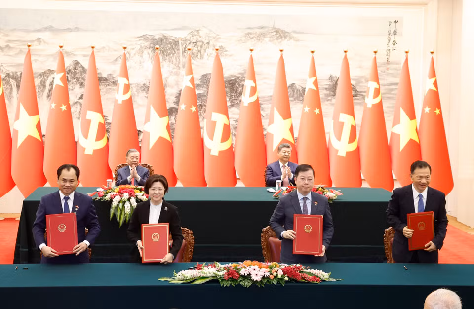 Lễ ký Nghị định thư về yêu cầu kiểm dịch thực vật đối với việc xuất khẩu quả bưởi và quả chanh giữa Bộ Nông nghiệp và Môi trường Việt Nam và Tổng cục Hải quan Trung Quốc; ký Thỏa thuận tăng cường hợp tác Văn hóa Nghệ thuật năm 2026-2027 giữa Đài Truyền hình Việt Nam và Đài Phát thanh truyền hình Trung ương Trung Quốc. ((Ảnh: Thống Nhất/TTXVN)