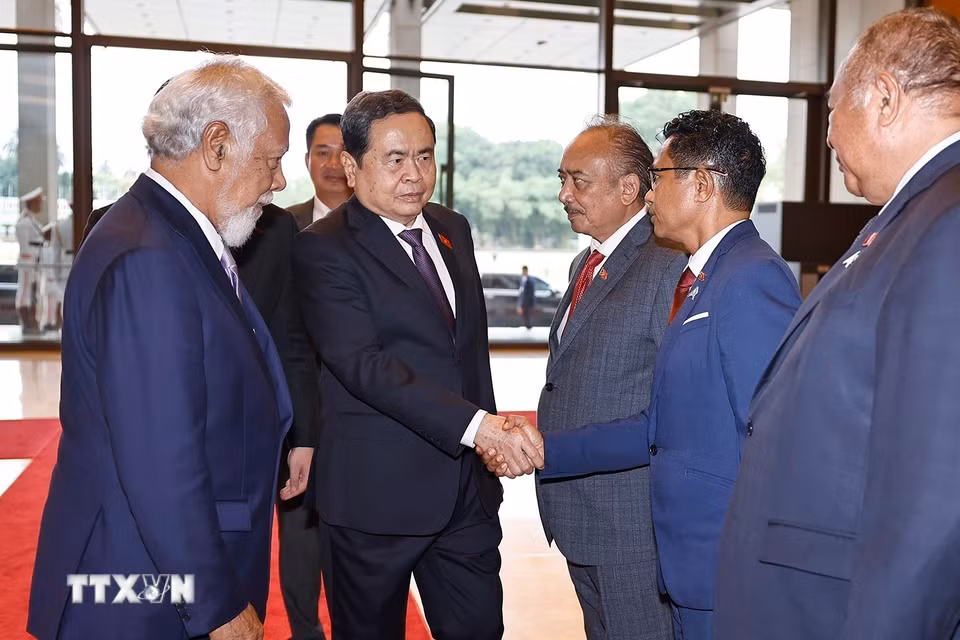Chủ tịch Quốc hội Trần Thanh Mẫn và Thủ tướng nước Cộng hòa Dân chủ Timor-Leste Kay Rala Xanana Gusmão với đoàn đại biểu Cộng hòa Dân chủ Timor-Leste. (Ảnh: Doãn Tấn/TTXVN)