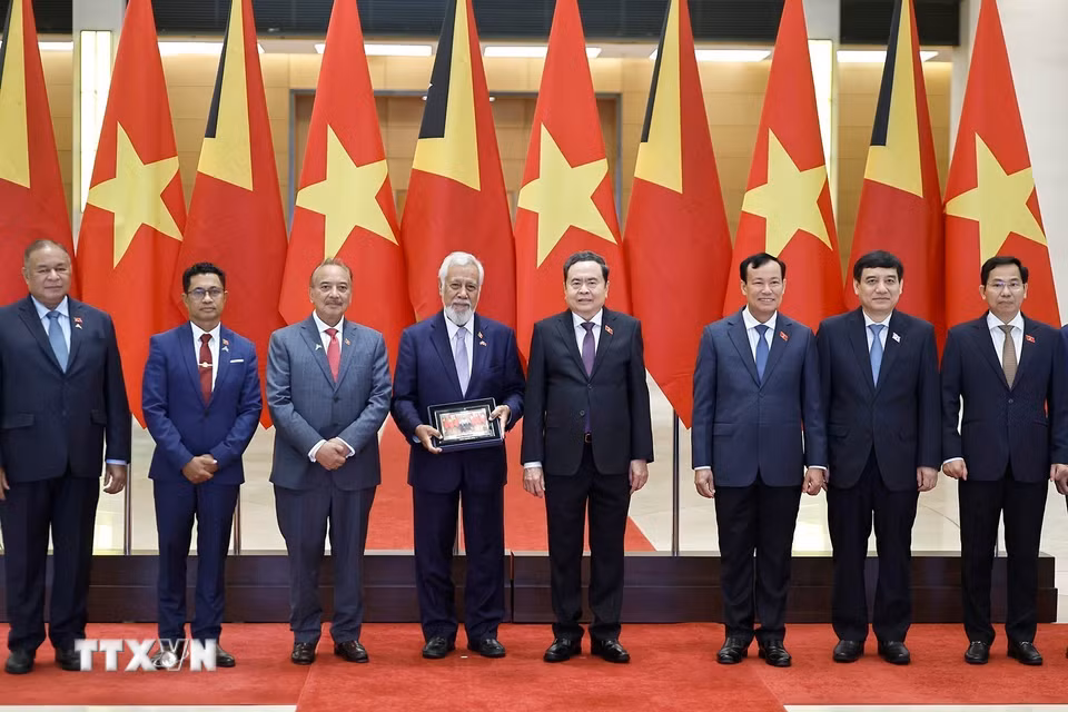 Chủ tịch Quốc hội Trần Thanh Mẫn và Thủ tướng nước Cộng hòa Dân chủ Timor-Leste Kay Rala Xanana Gusmão với các đại biểu. (Ảnh: Doãn Tấn/TTXVN)