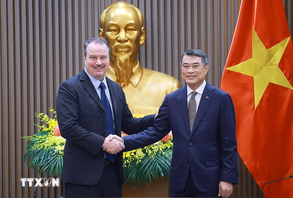 Thủ tướng Lê Minh Hưng tiếp Phó Đại diện Thương mại Hoa Kỳ Rick Switzer. (Ảnh: Dương Giang/TTXVN)