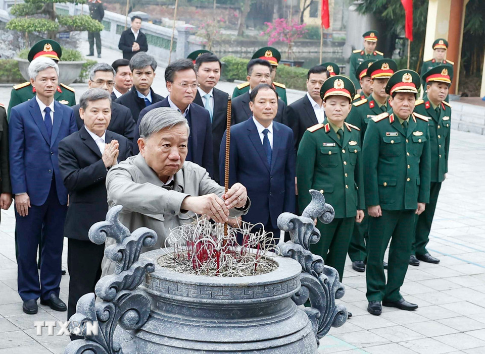 Tổng Bí thư Tô Lâm và đoàn công tác Trung ương dâng hương tại Nhà tưởng niệm Tổng Bí thư Nguyễn Văn Linh ở xã Nguyễn Văn Linh, tỉnh Hưng Yên. (Ảnh: Thống Nhất/TTXVN)