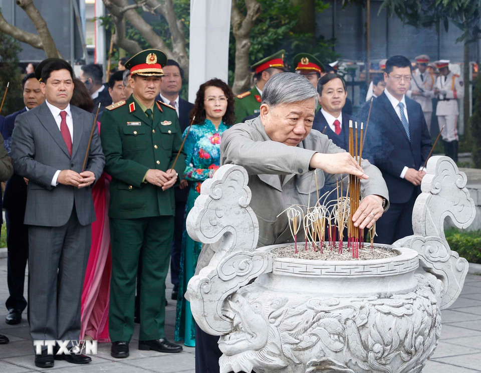 Tổng Bí thư Tô Lâm và đoàn công tác Trung ương dâng hương tại Khu lưu niệm Tổng Bí thư Nguyễn Văn Cừ, tỉnh Bắc Ninh. (Ảnh: Thống Nhất/TTXVN)