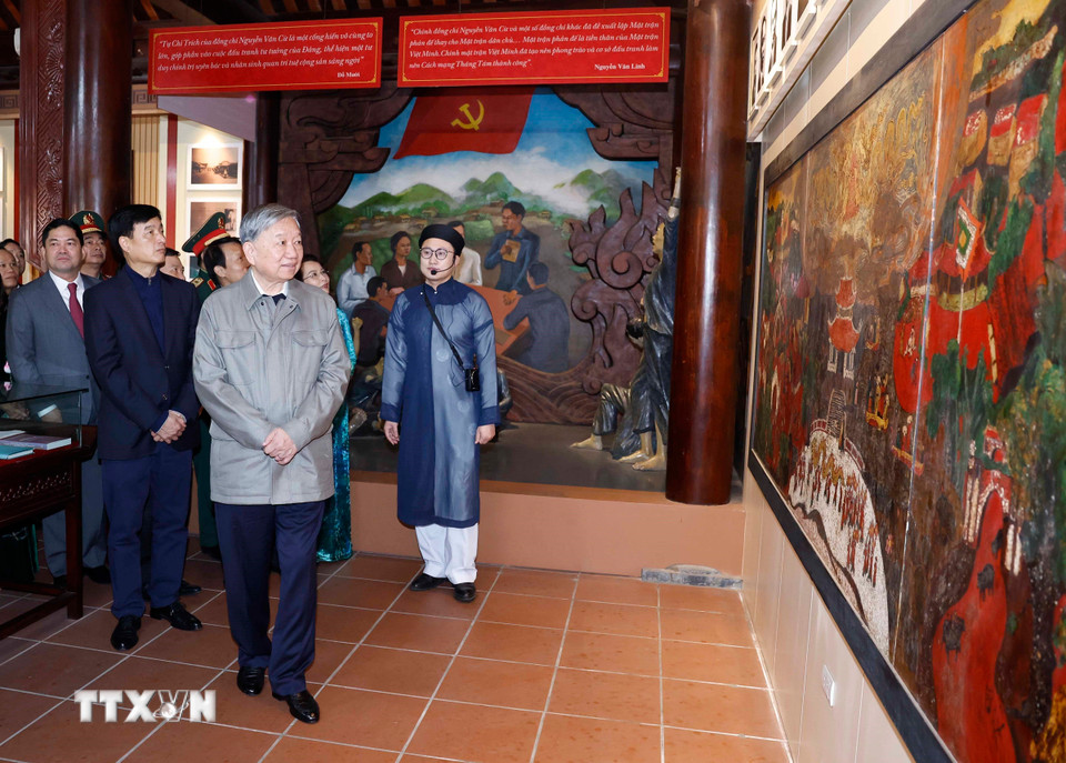 Tổng Bí thư Tô Lâm thăm Khu lưu niệm Tổng Bí thư Nguyễn Văn Cừ, tỉnh Bắc Ninh. (Ảnh: Thống Nhất/TTXVN)