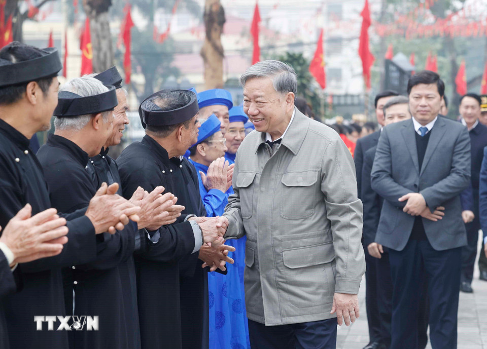 Tổng Bí thư Tô Lâm và đoàn công tác Trung ương đến dâng hương tại Nhà tưởng niệm Tổng Bí thư Nguyễn Văn Linh ở xã Nguyễn Văn Linh, tỉnh Hưng Yên. (Ảnh: Thống Nhất/TTXVN)