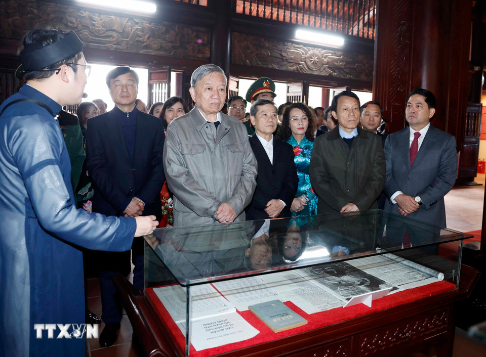 Tổng Bí thư Tô Lâm thăm Khu lưu niệm Tổng Bí thư Nguyễn Văn Cừ, tỉnh Bắc Ninh. (Ảnh: Thống Nhất/TTXVN)