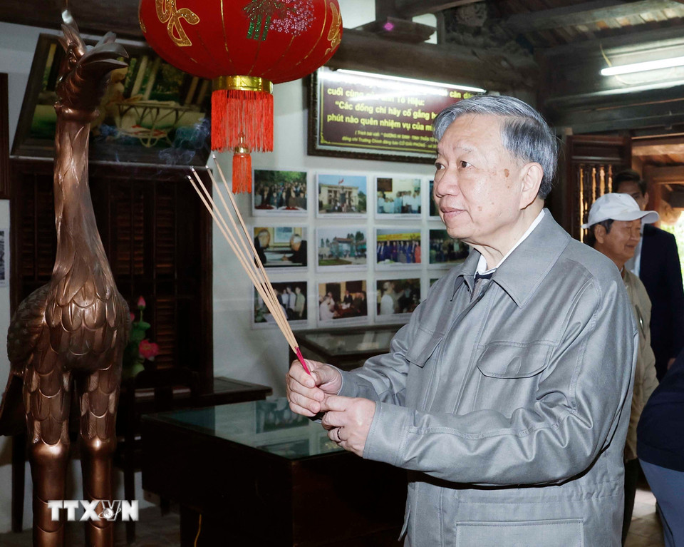 Tổng Bí thư Tô Lâm dâng hương tại Khu lưu niệm đồng chí Tô Hiệu, tỉnh Hưng Yên. (Ảnh: Thống Nhất/TTXVN)