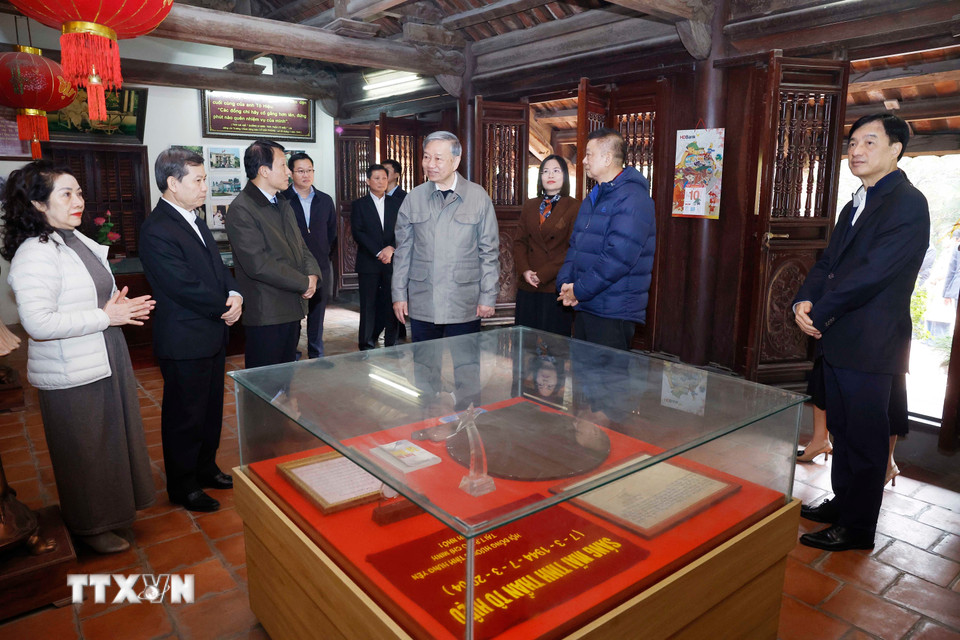 Tổng Bí thư Tô Lâm và đoàn công tác Trung ương thăm Khu lưu niệm đồng chí Tô Hiệu, tỉnh Hưng Yên. (Ảnh: Thống Nhất/TTXVN)