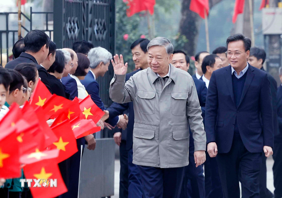 Tổng Bí thư Tô Lâm và đoàn công tác Trung ương đến dâng hương tại Nhà tưởng niệm Tổng Bí thư Nguyễn Văn Linh ở xã Nguyễn Văn Linh, tỉnh Hưng Yên. (Ảnh: Thống Nhất/TTXVN)